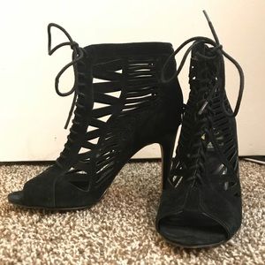 CROWN VINTAGE STRAPPY PUMPS